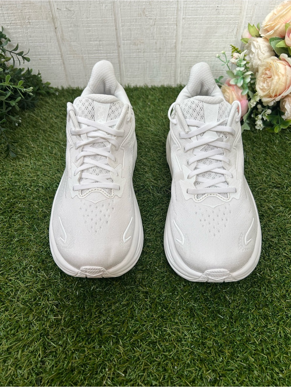HOKA Clifton 10 EVERYDAY RUNNING Shoes
size women 7.5 White / White gently used - Picture 7 of 16